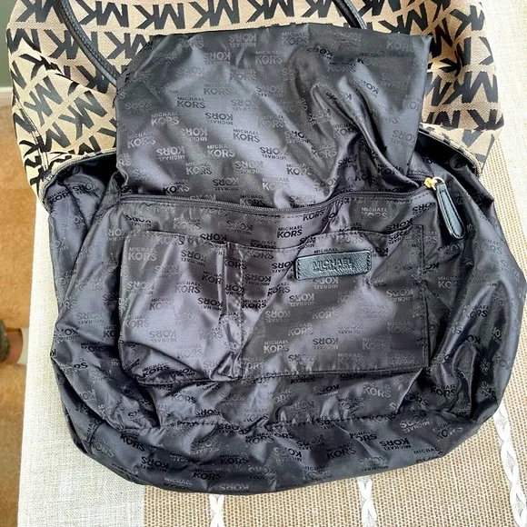 Michael Kors Black & Beige Signature Logo Medium East West Ring Tote Bag - Picture 9 of 10